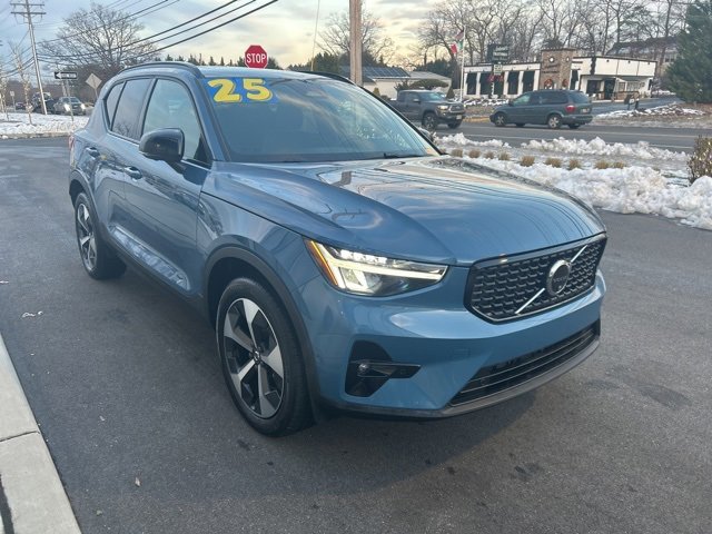 Certified 2025 Volvo XC40 B5 Plus image 6
