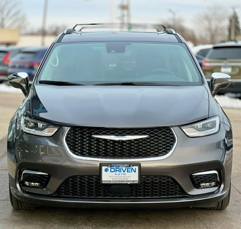 Used 2021 Chrysler Pacifica Limited w/ Uconnect Theater Family Group image 6