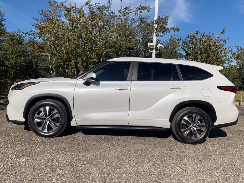Used 2023 Toyota Highlander XLE FWD image 6
