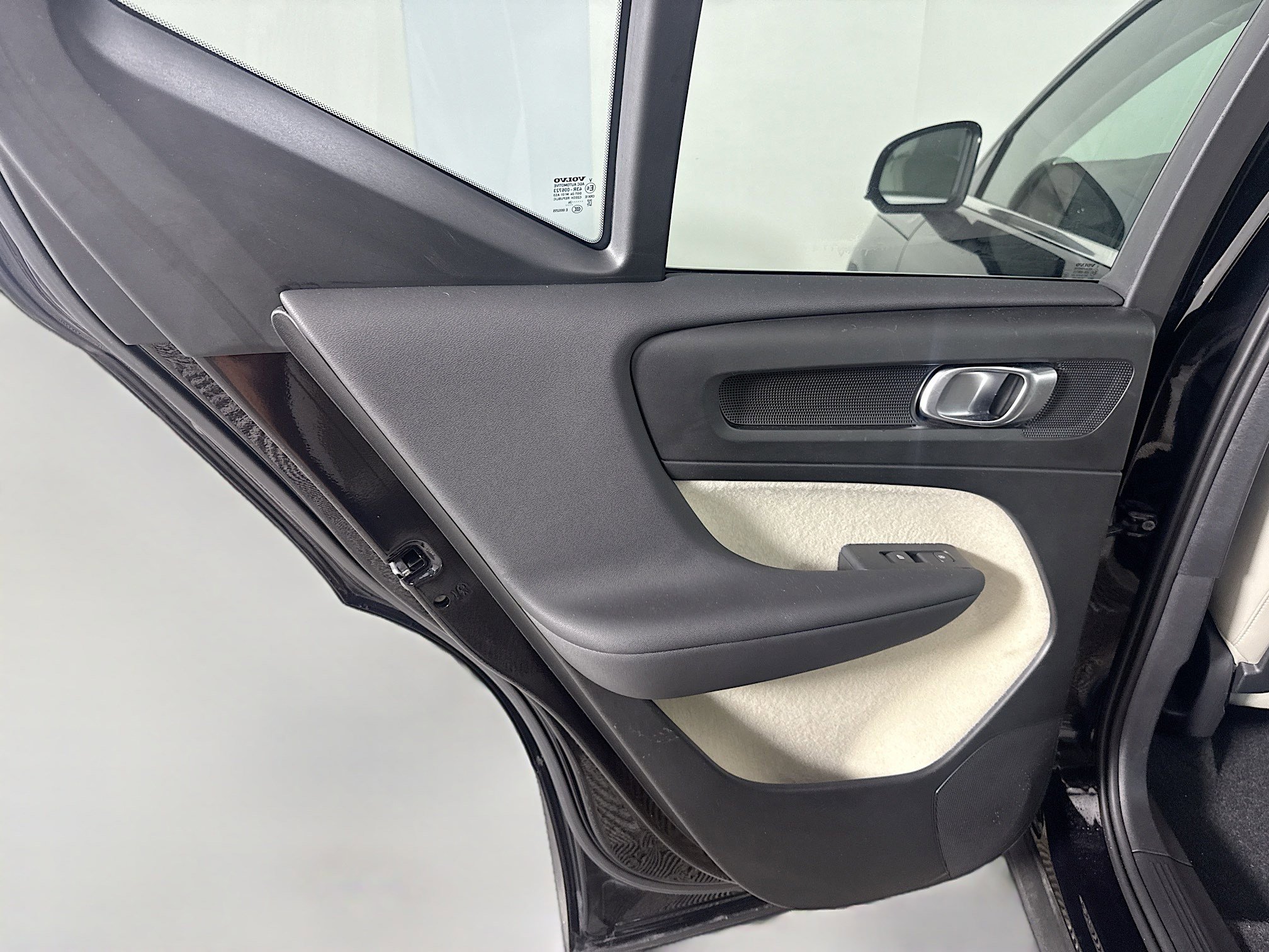 Used 2024 Volvo XC40 B5 Plus image 26