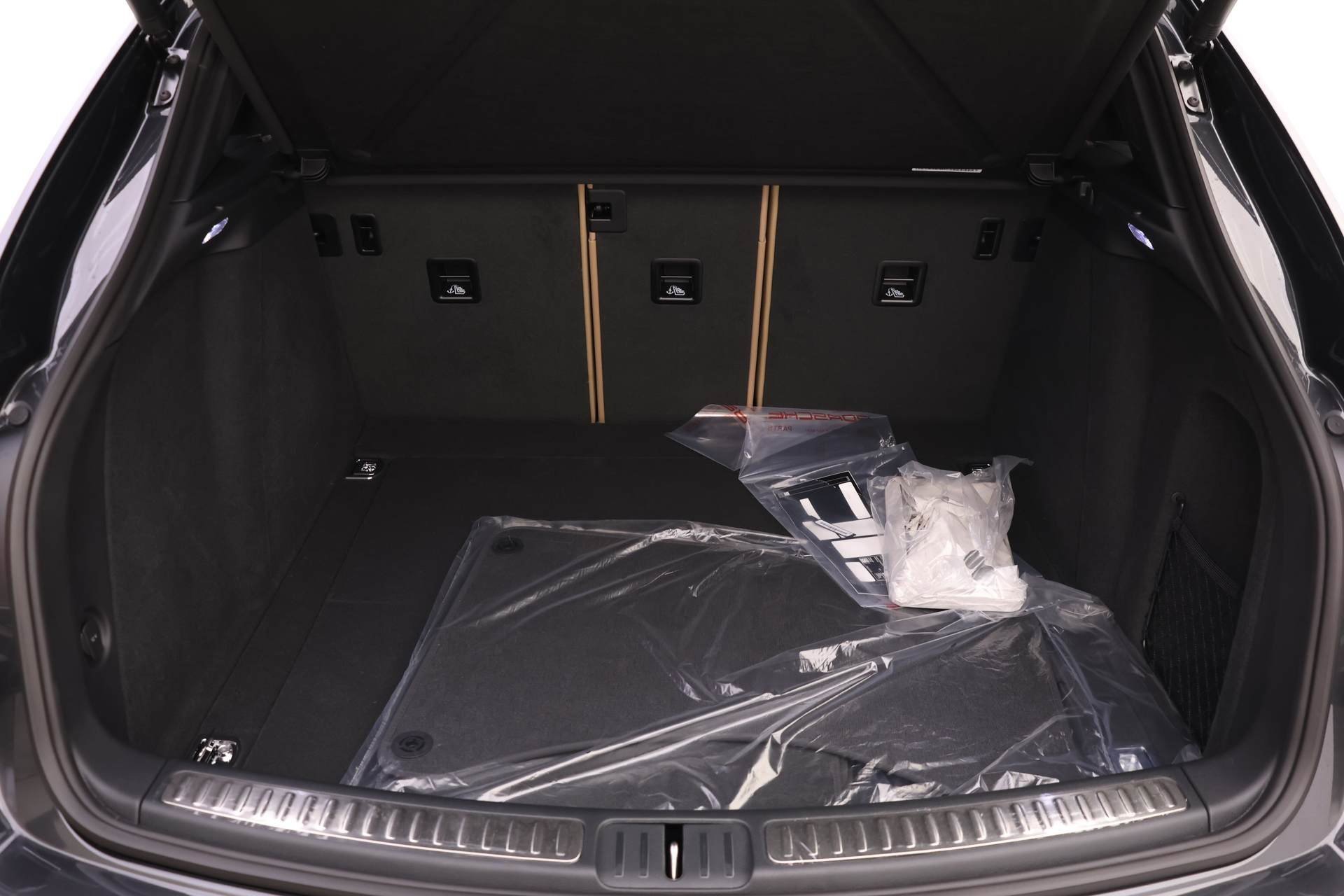 Used 2025 Porsche Macan image 12