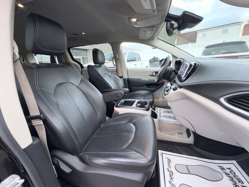 Used 2022 Chrysler Pacifica Touring-L image 19