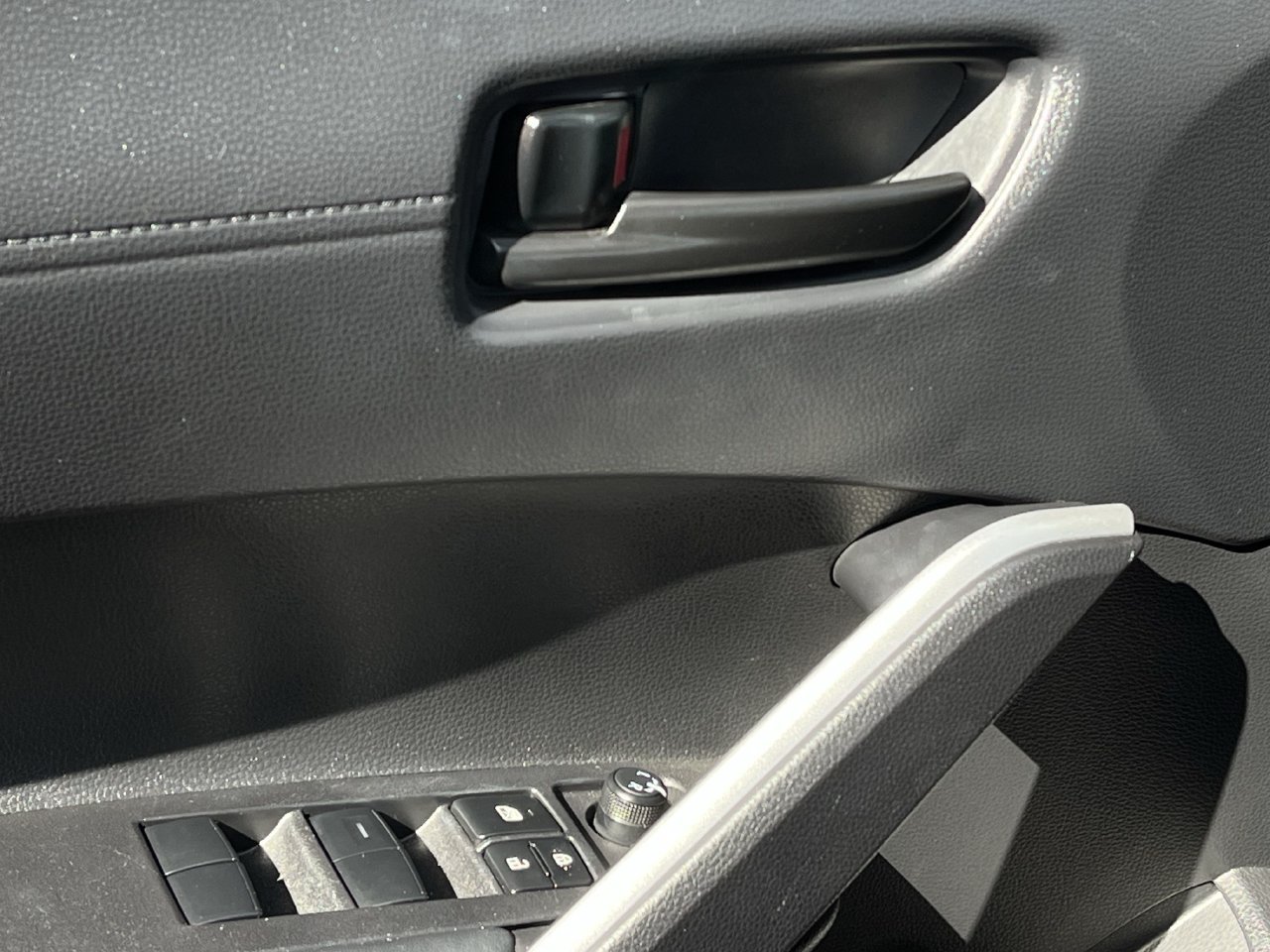 Used 2025 Toyota Corolla Cross LE FWD image 21