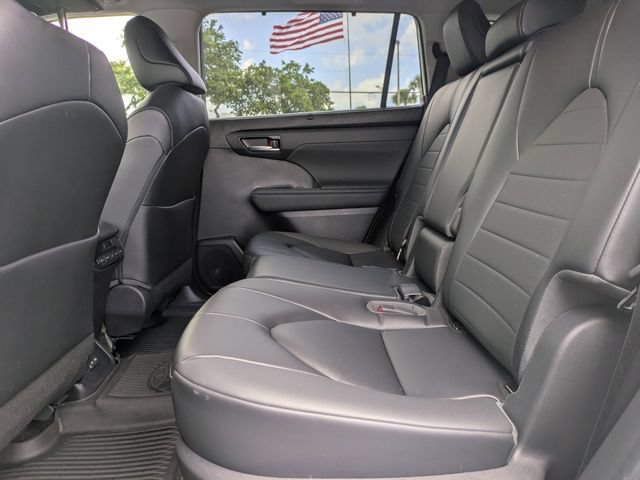 Used 2023 Toyota Highlander XLE AWD/4WD image 15
