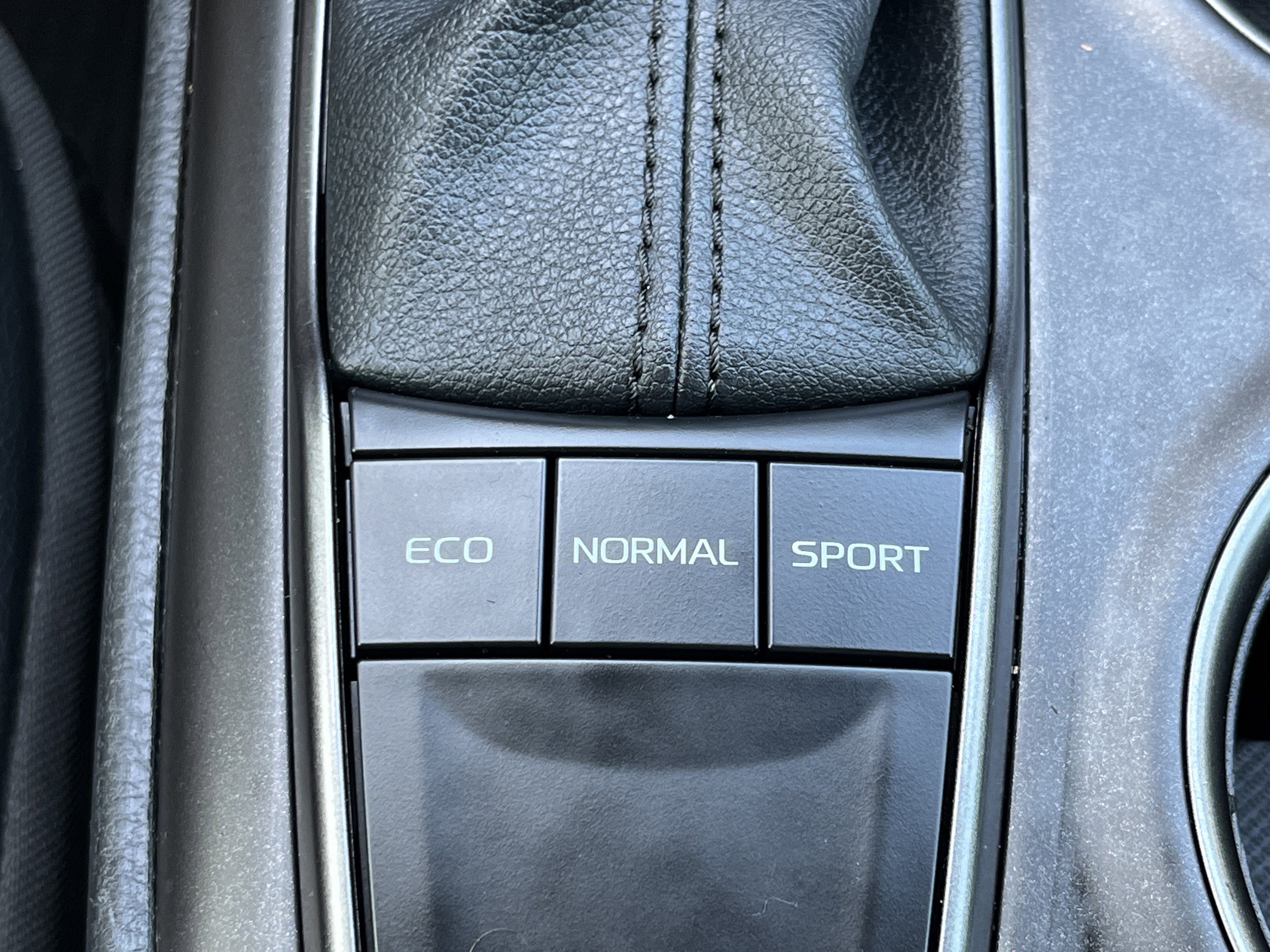 Used 2023 Toyota Camry SE FWD image 9