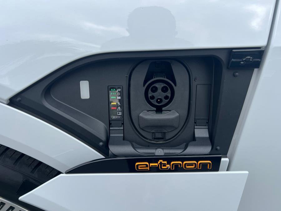 Used 2023 Audi e-tron Premium Plus w/ Premium Plus Package image 48