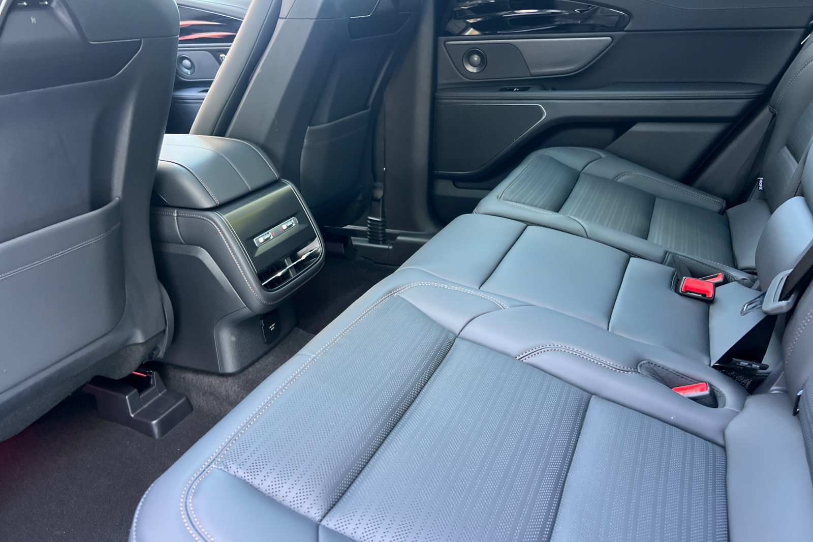 New 2026 Lincoln Nautilus Reserve w/ Jet Appearance Package AWD/4WD image 9