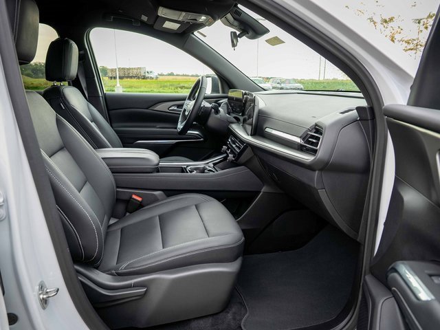 Used 2025 Chevrolet Traverse LT image 18