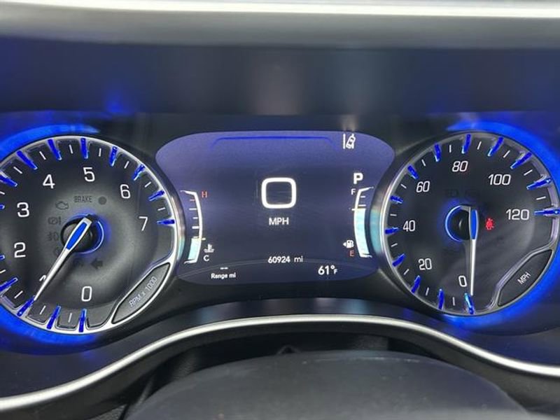Used 2024 Chrysler Pacifica Touring-L FWD image 15