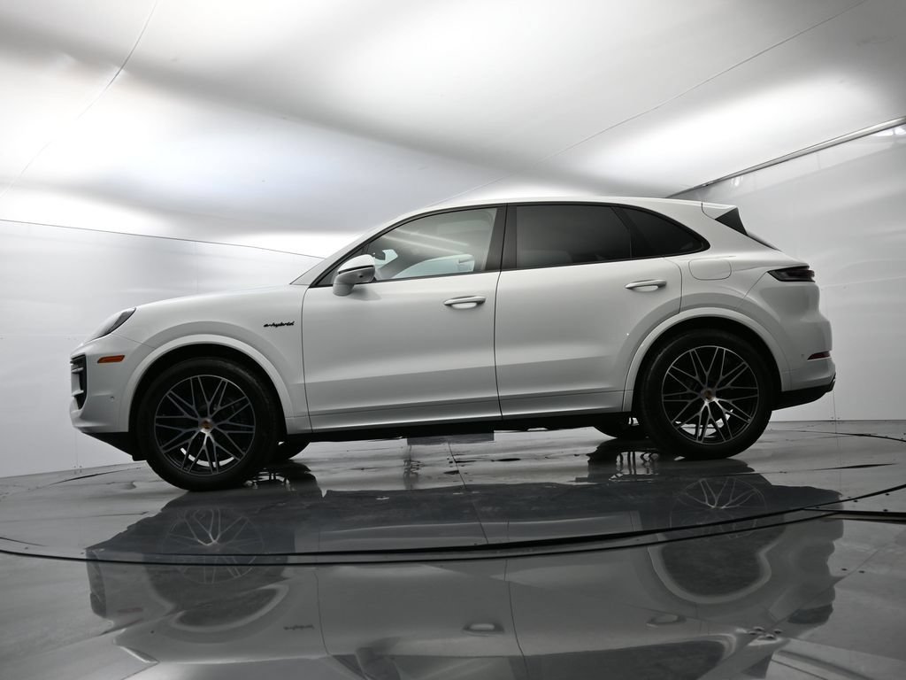 Certified 2025 Porsche Cayenne E-Hybrid w/ Premium Package Plus AWD/4WD image 50