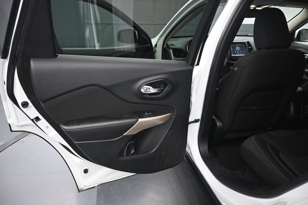 Used 2017 Jeep Cherokee Latitude FWD image 11