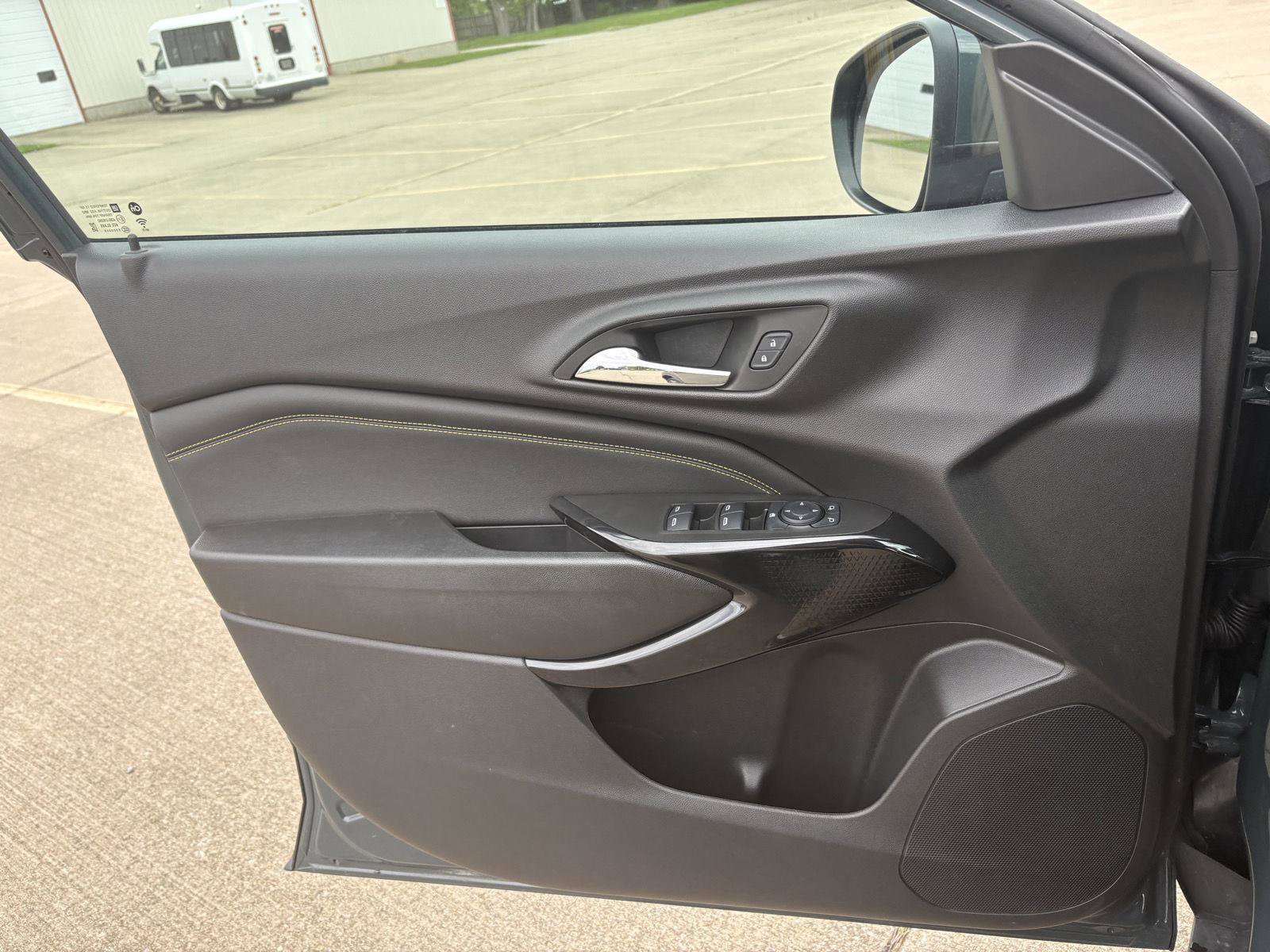 Used 2025 Chevrolet Trax LT w/ Driver Confidence Package FWD image 3