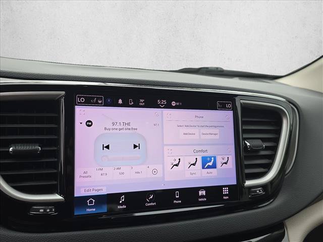 Used 2023 Chrysler Pacifica Touring-L FWD image 12