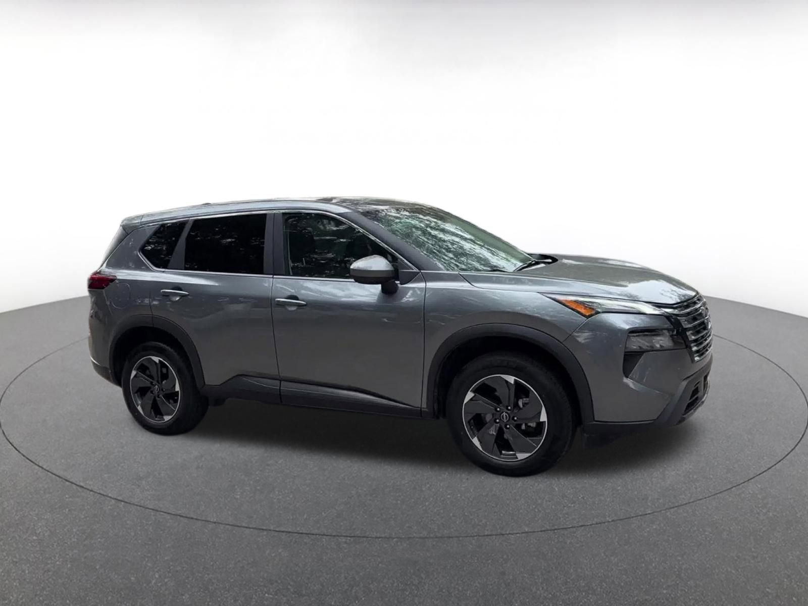 Used 2025 Nissan Rogue SV AWD/4WD image 2