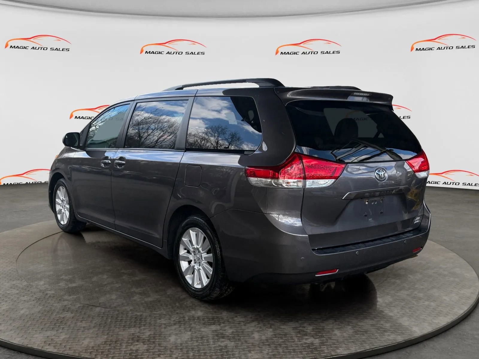 Used 2013 Toyota Sienna XLE image 6