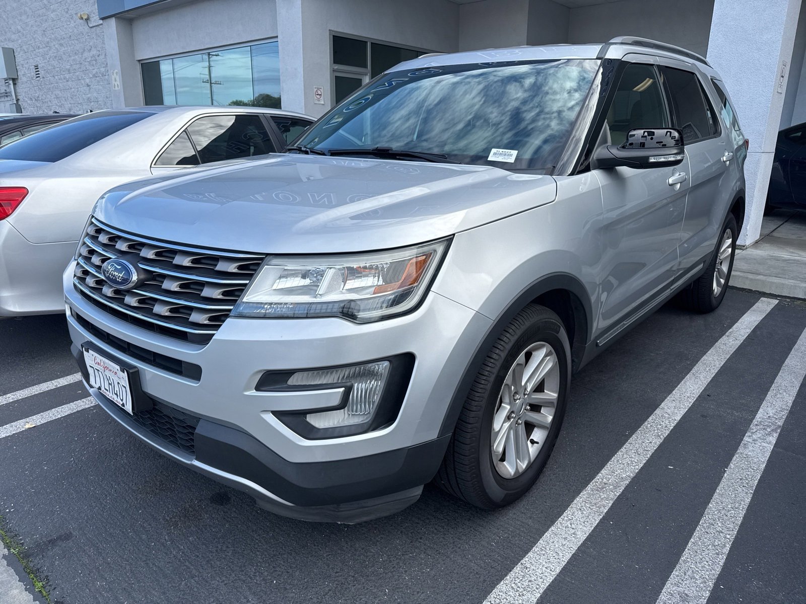 Used 2016 Ford Explorer XLT image 1