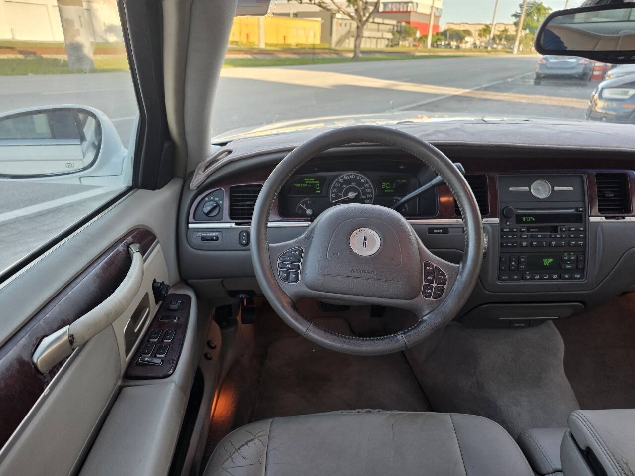 Used 2003 Lincoln Town Car Executive RWD image 7