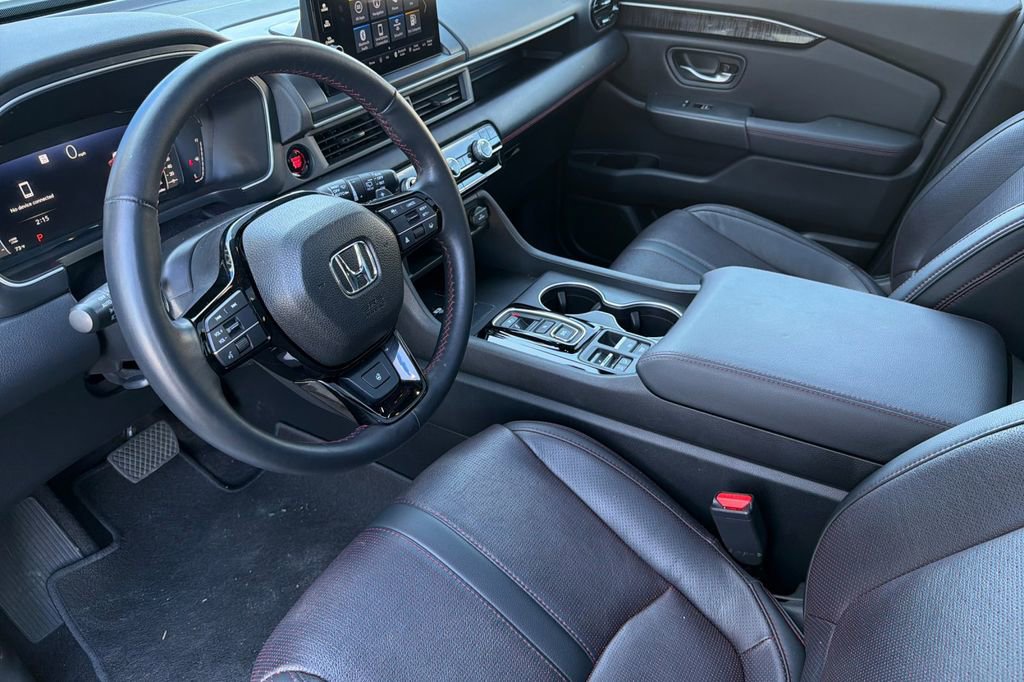 Used 2025 Honda Pilot Black Edition image 10