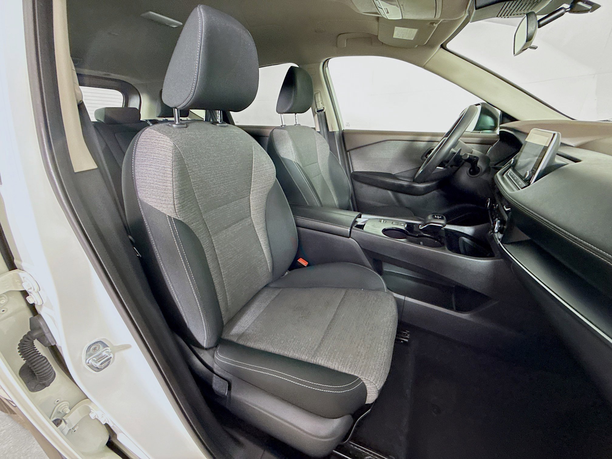 Used 2022 Nissan Rogue S image 33