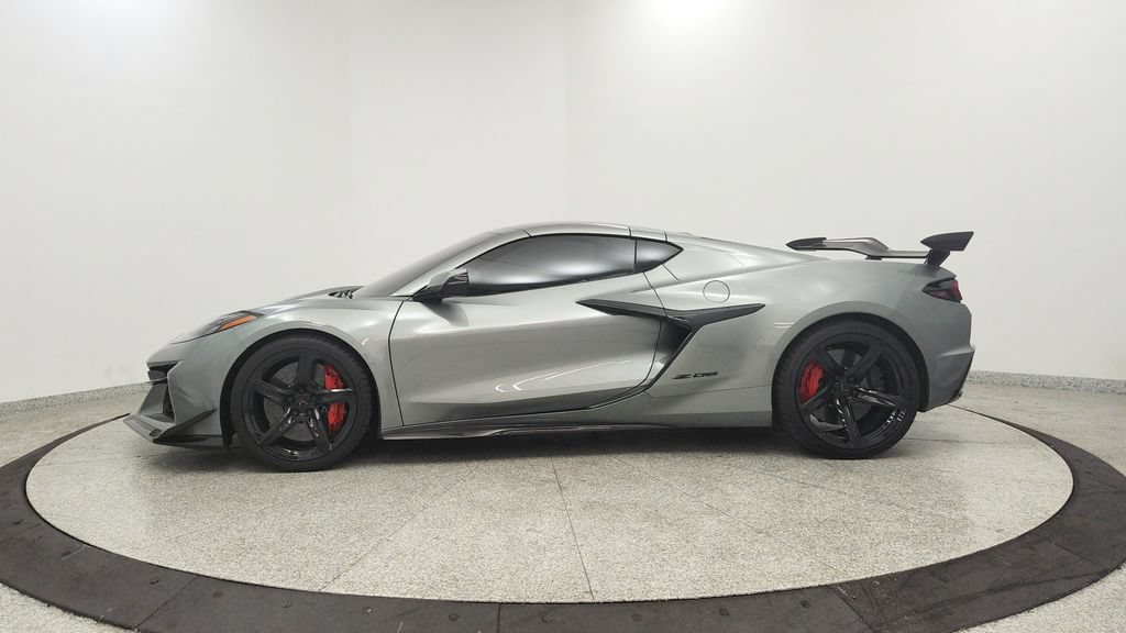 Used 2023 Chevrolet Corvette Z06 w/ Z07 Performance Package RWD image 2