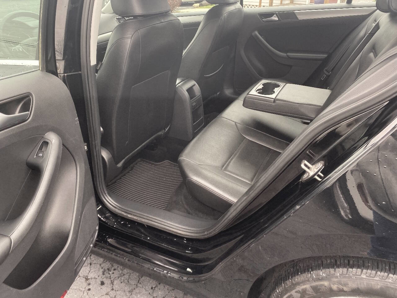 Used 2017 Volkswagen Jetta SE image 9