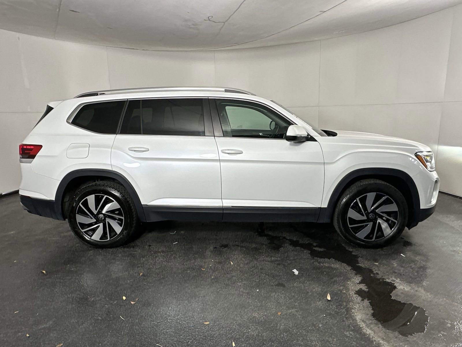 Used 2025 Volkswagen Atlas SEL AWD/4WD image 9