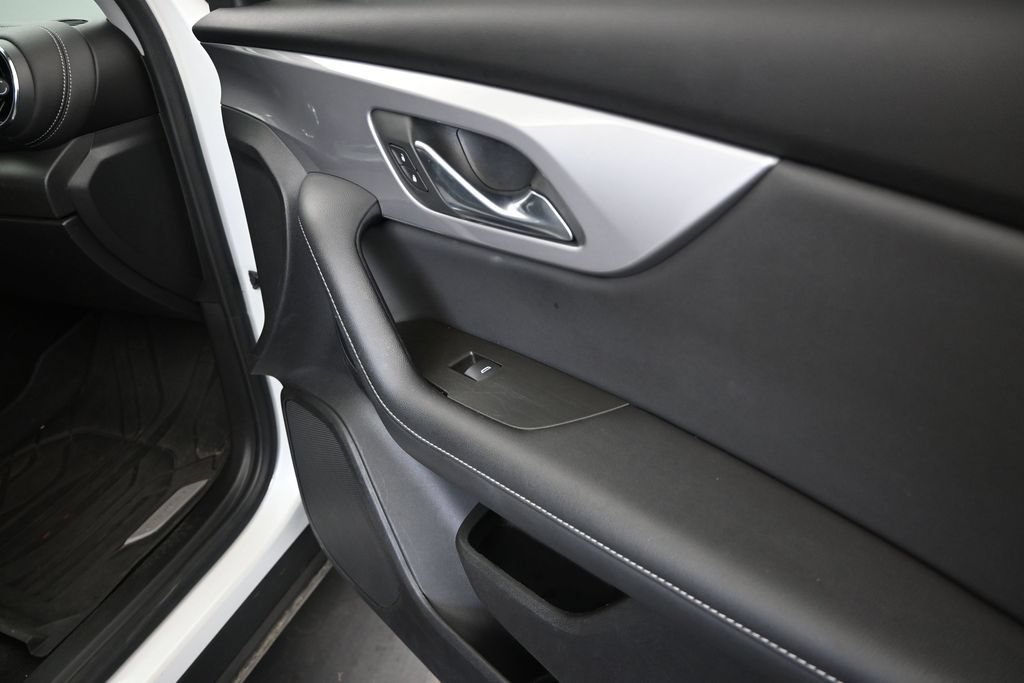 Used 2023 Chevrolet Blazer LT w/ Midnight/Sport Edition FWD image 23