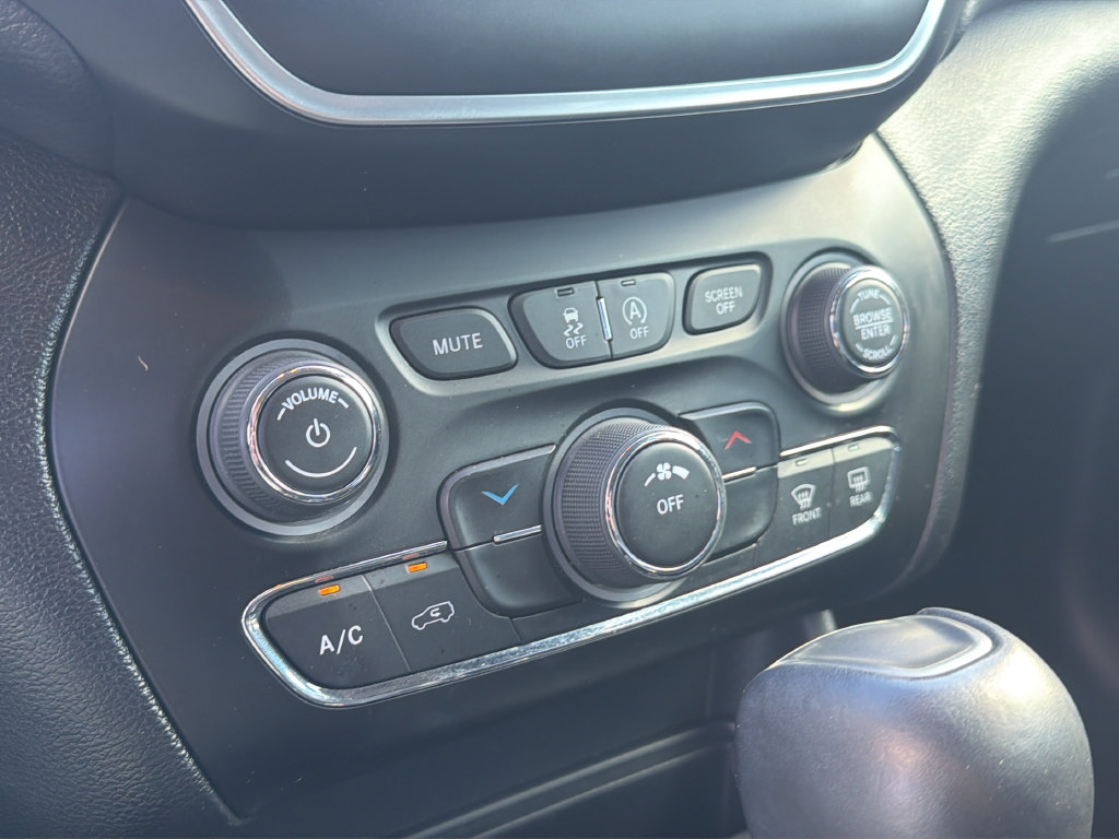 Used 2019 Jeep Cherokee Latitude Plus FWD image 27