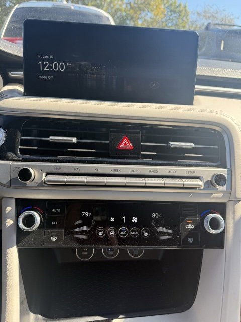 Used 2024 Genesis G70 2.5T image 15