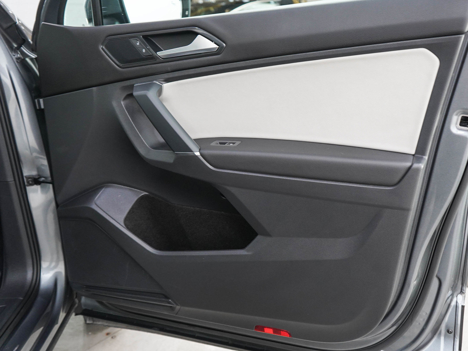 Used 2018 Volkswagen Tiguan SEL AWD/4WD image 9