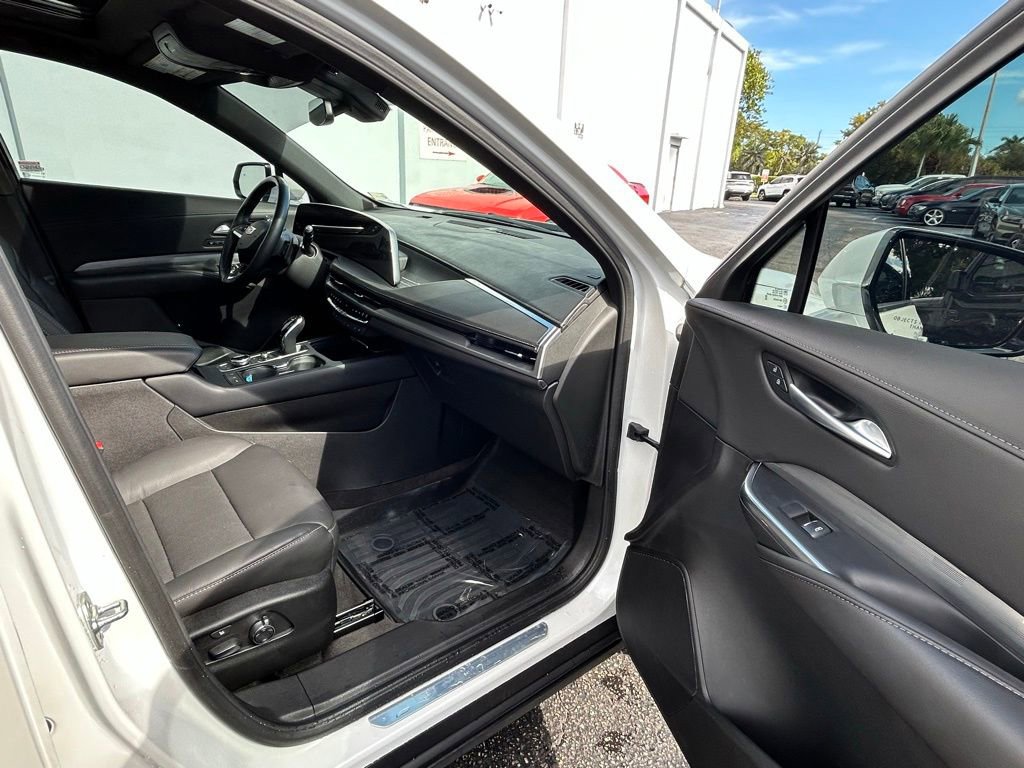 Used 2025 Cadillac XT4 Premium Luxury image 37