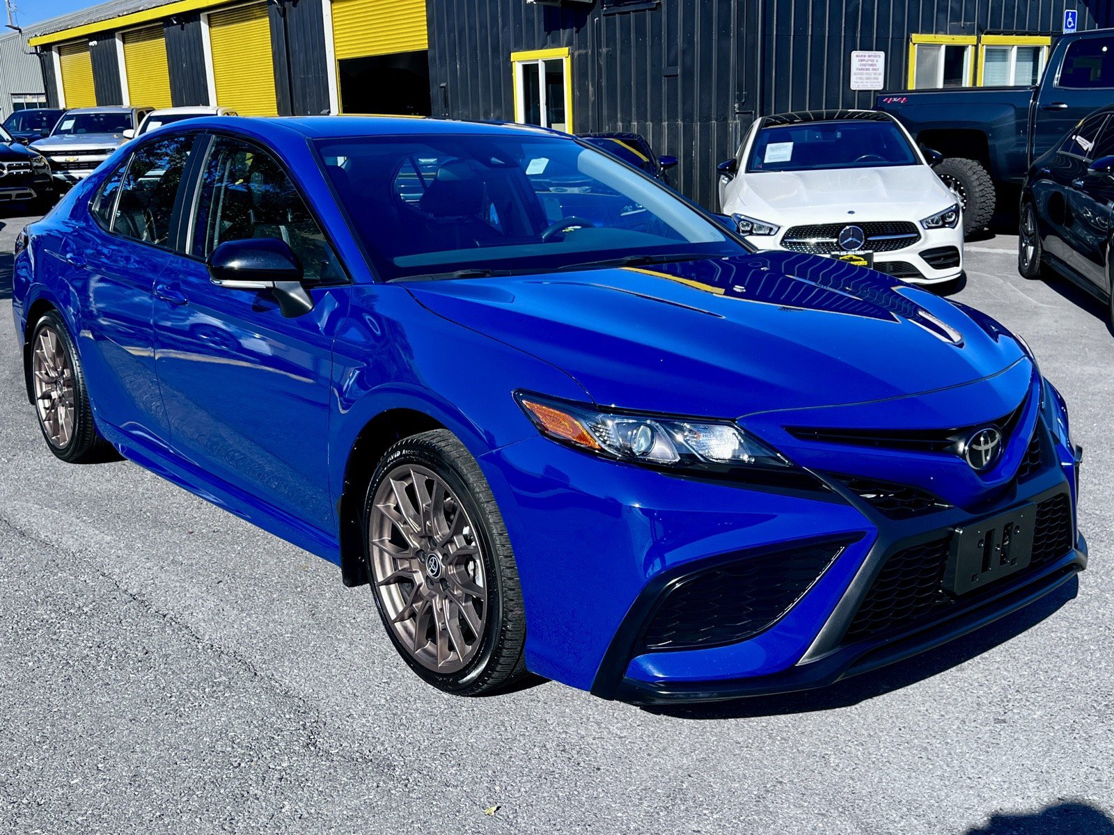 Used 2023 Toyota Camry SE FWD image 3