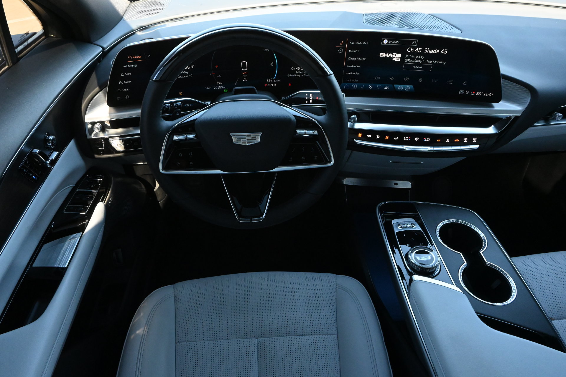 Certified 2025 Cadillac Lyriq Luxury w/ LPO, Floor Liner Package RWD image 9