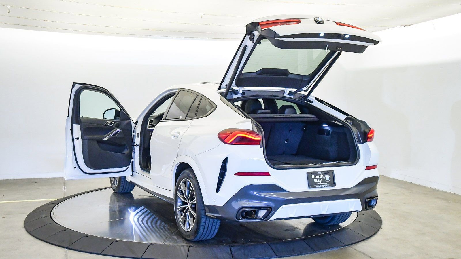 Certified 2023 BMW X6 xDrive40i w/ M Sport Package image 32