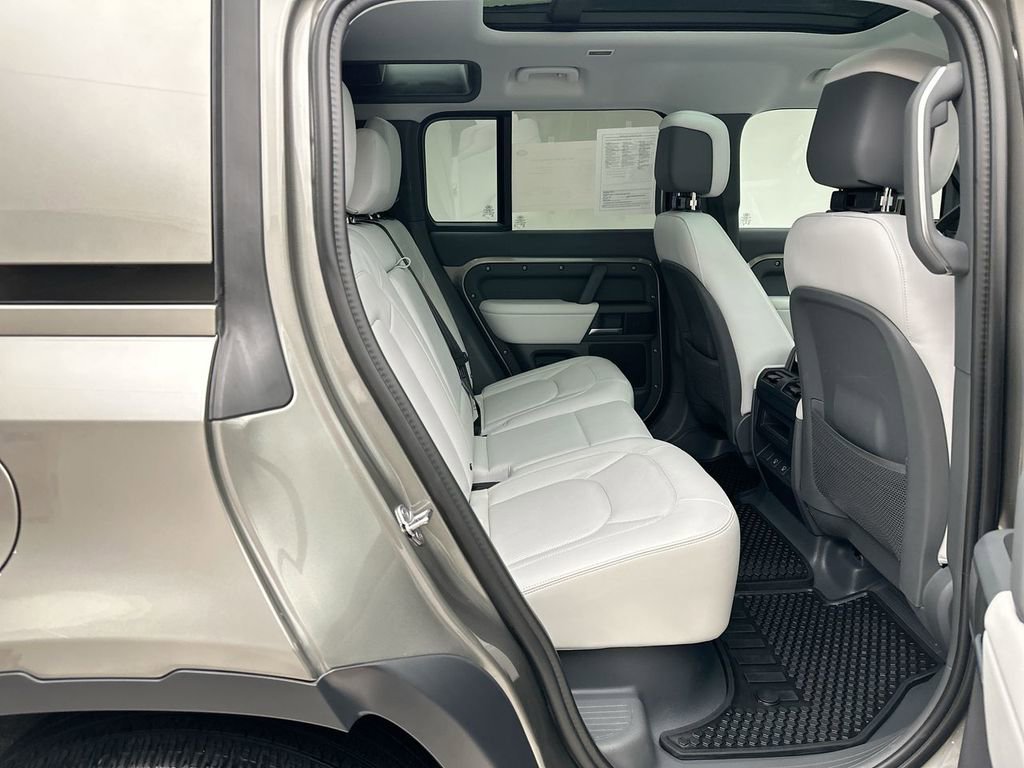 Used 2025 Land Rover Defender 110 S image 19