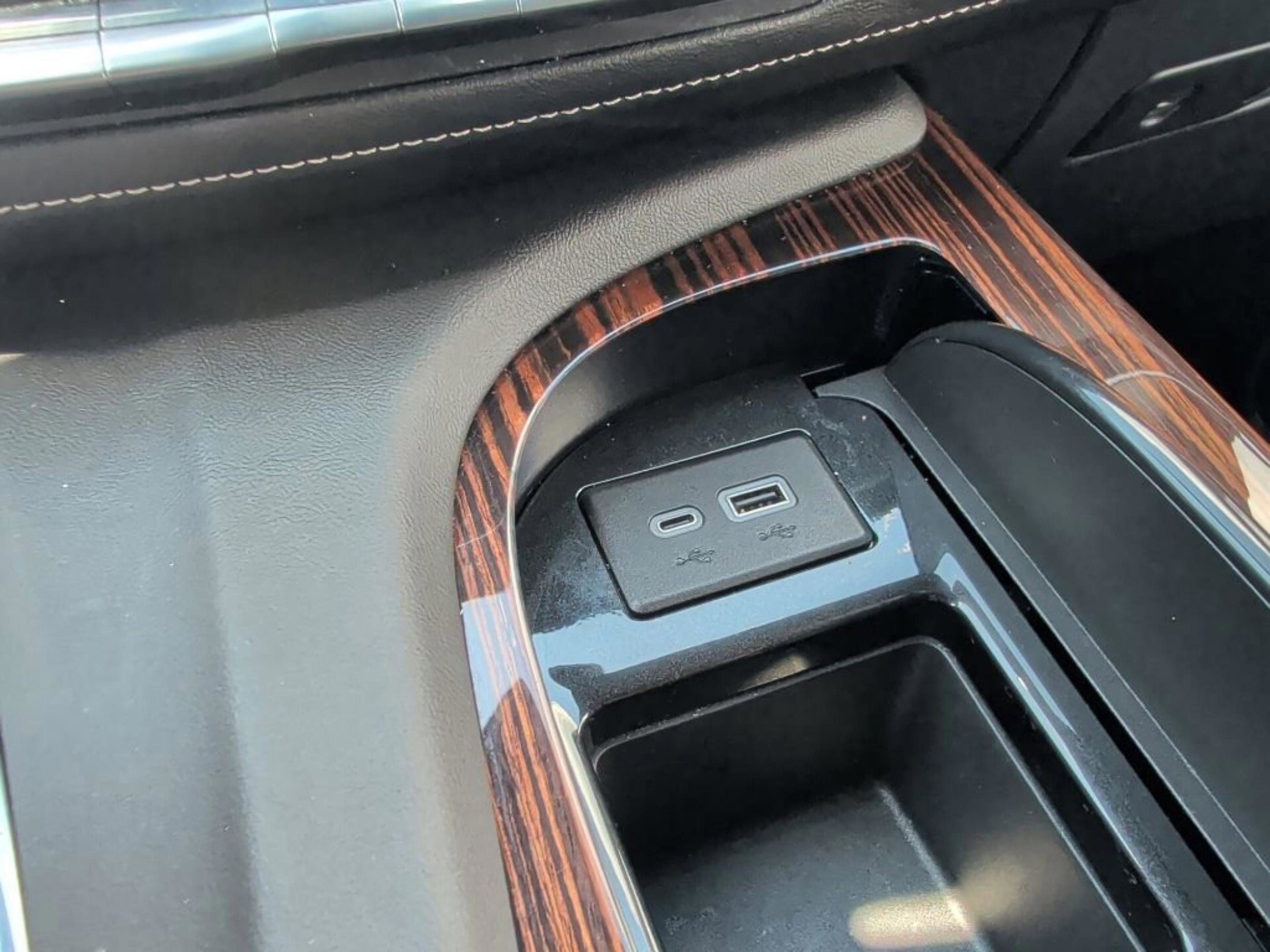 Used 2023 Cadillac Escalade Premium Luxury AWD/4WD image 29