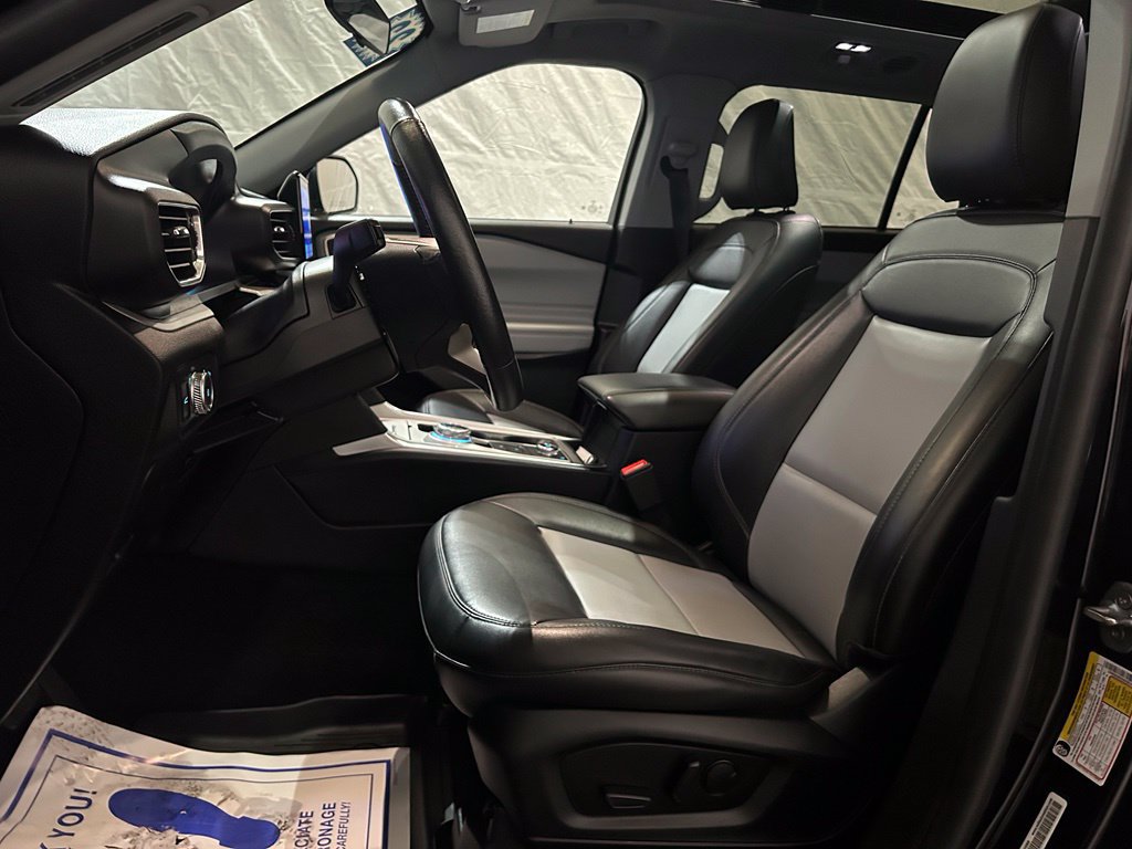 Used 2022 Ford Explorer XLT w/ XLT Sport Appearance Package AWD/4WD image 17