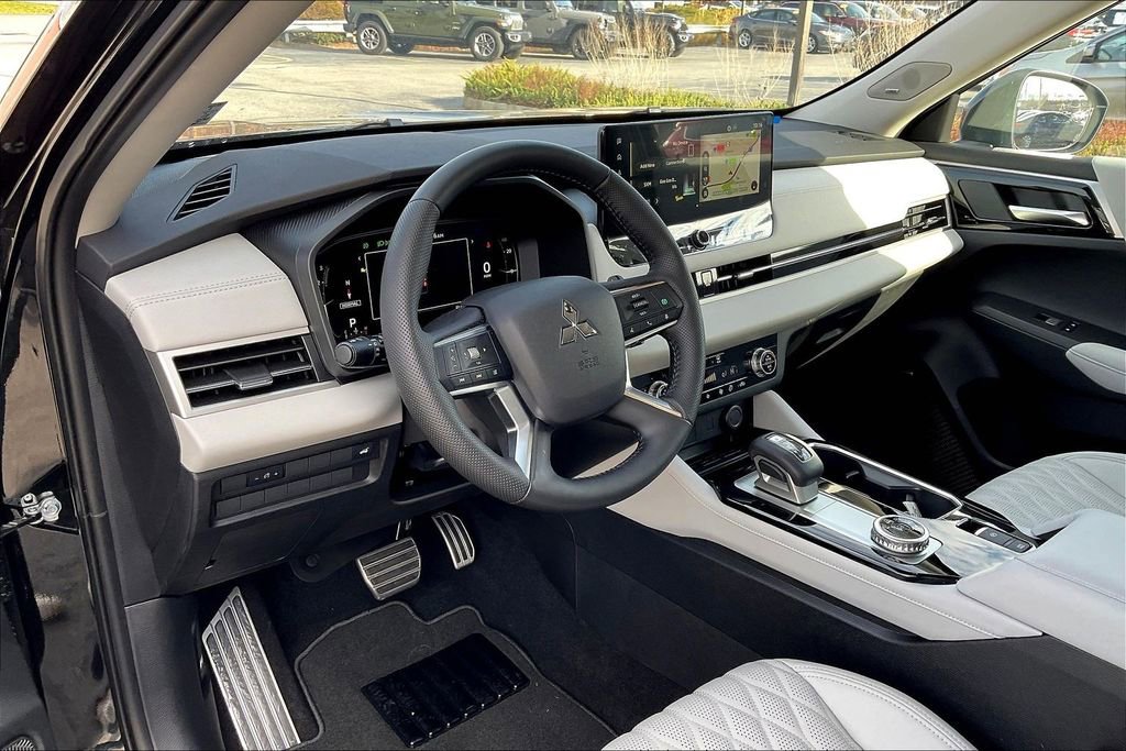 Used 2025 Mitsubishi Outlander SEL image 13