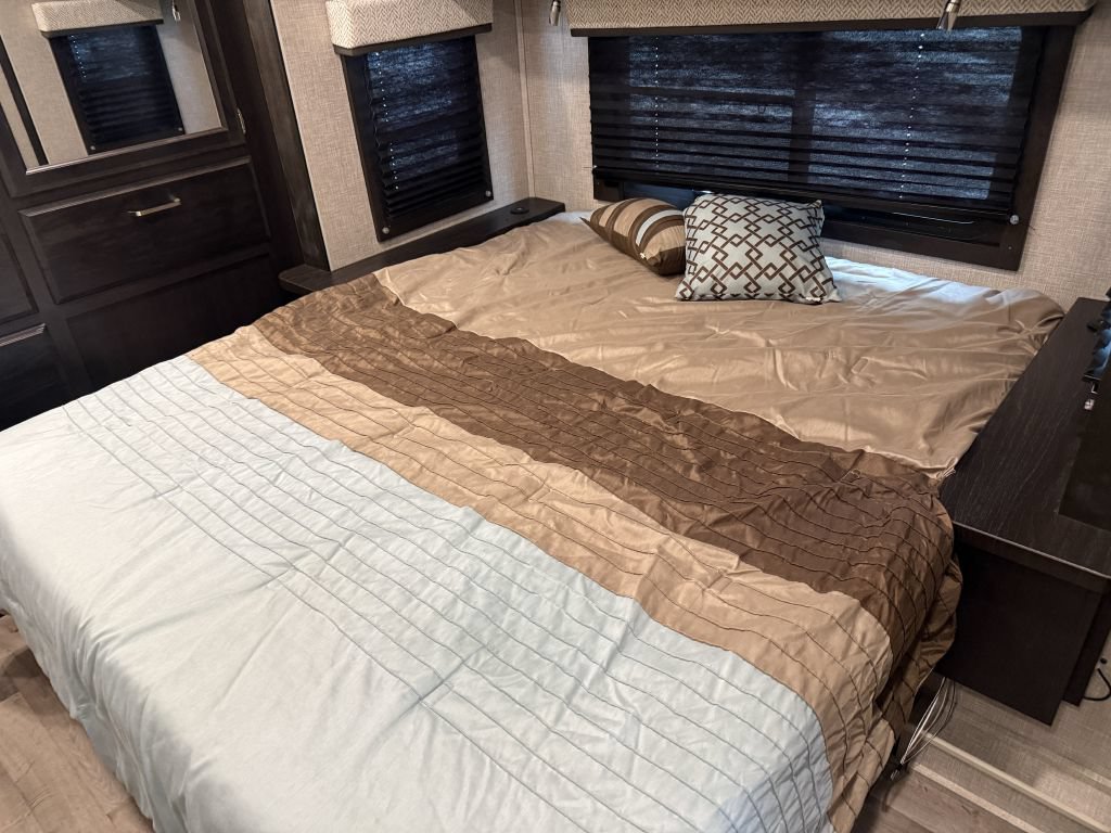 Used 2023 Ford E-450 and Econoline 450 Super Duty w/ Motorhome Prep Package RWD image 57