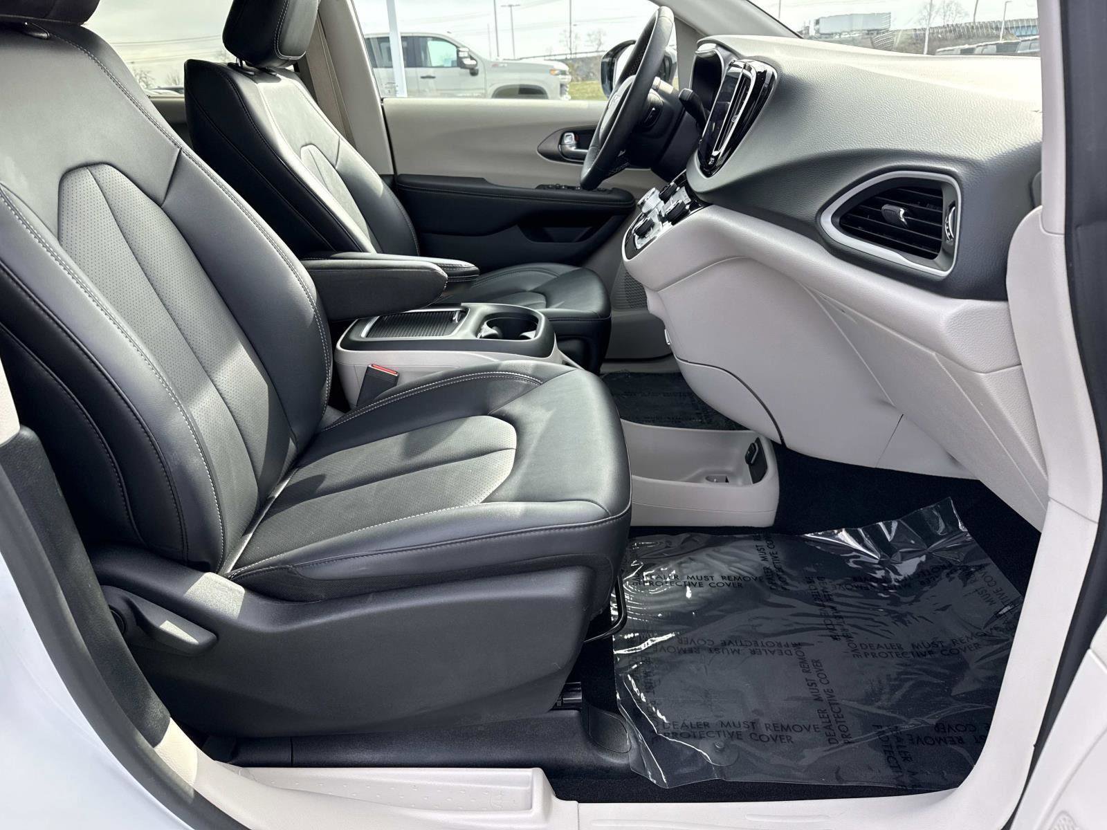 Used 2024 Chrysler Pacifica Touring-L image 18