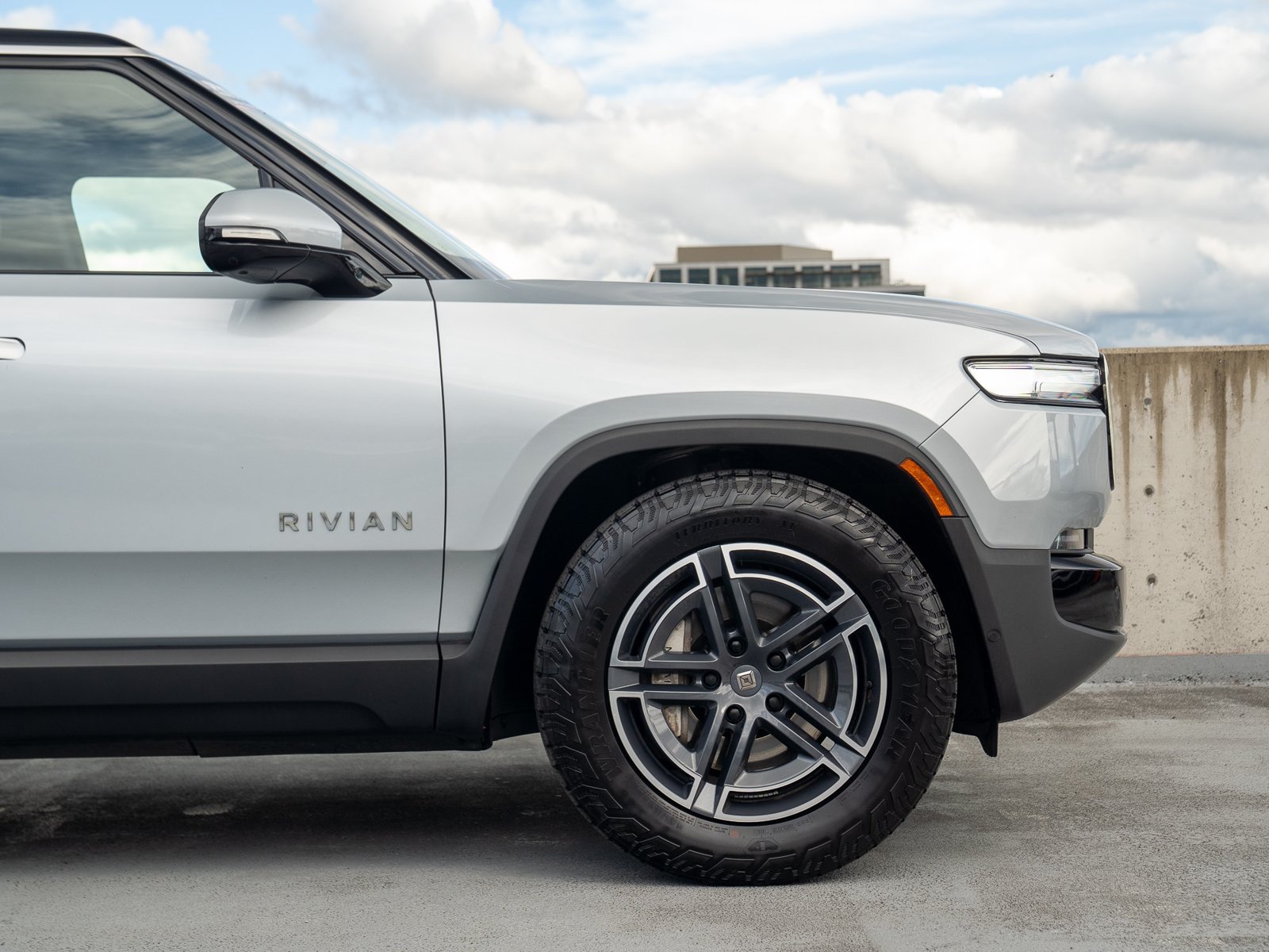 Used 2025 Rivian R1S Adventure Dual AWD/4WD image 14