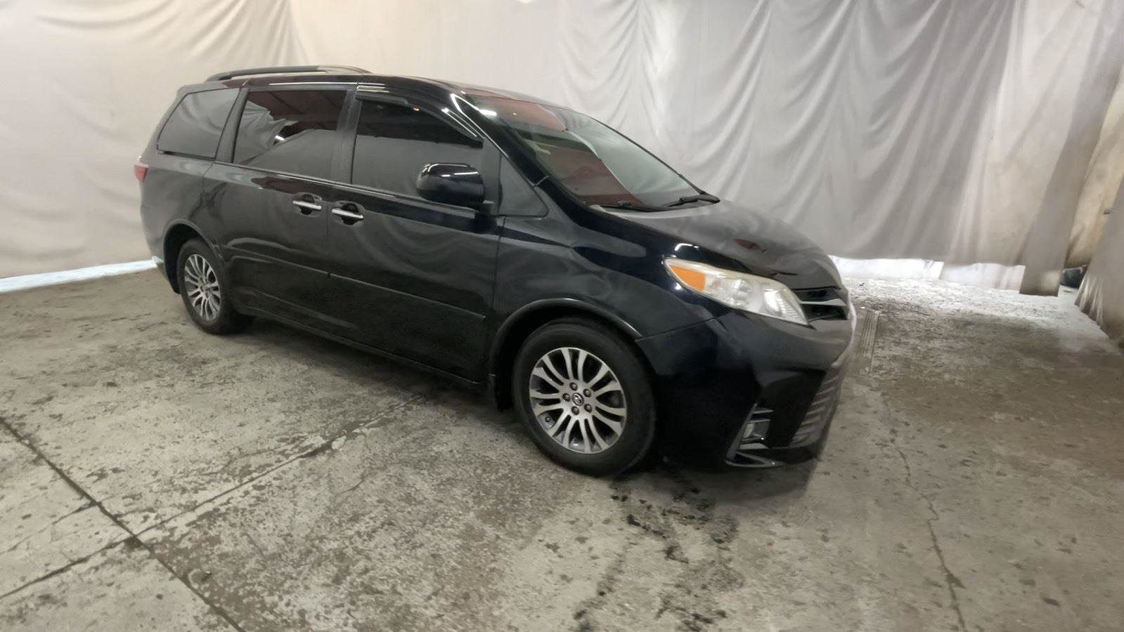 Used 2018 Toyota Sienna XLE FWD image 3