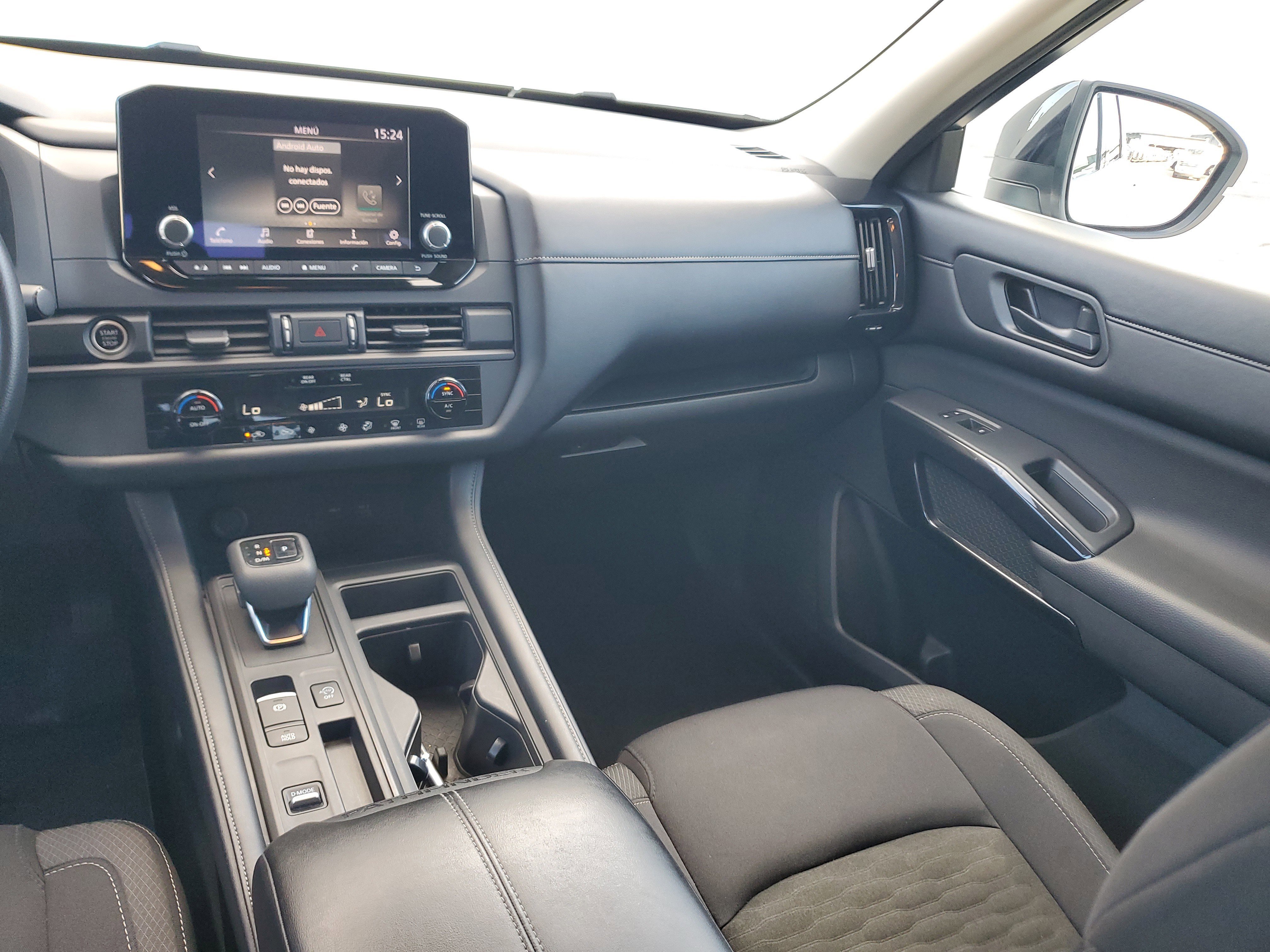 Used 2024 Nissan Pathfinder S image 16