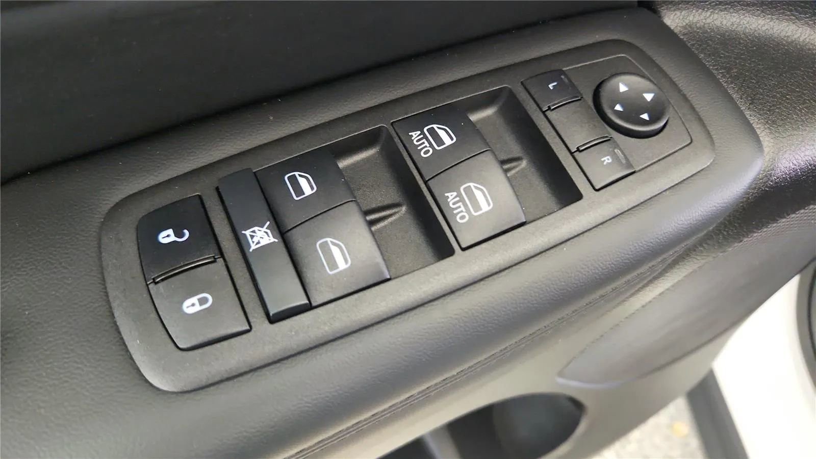 Used 2022 Jeep Grand Cherokee Limited w/ Trailer Tow Group IV image 32