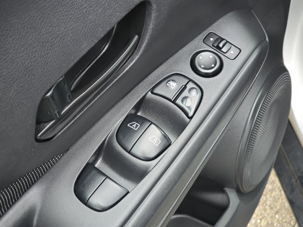 Used 2020 Nissan Kicks S image 24