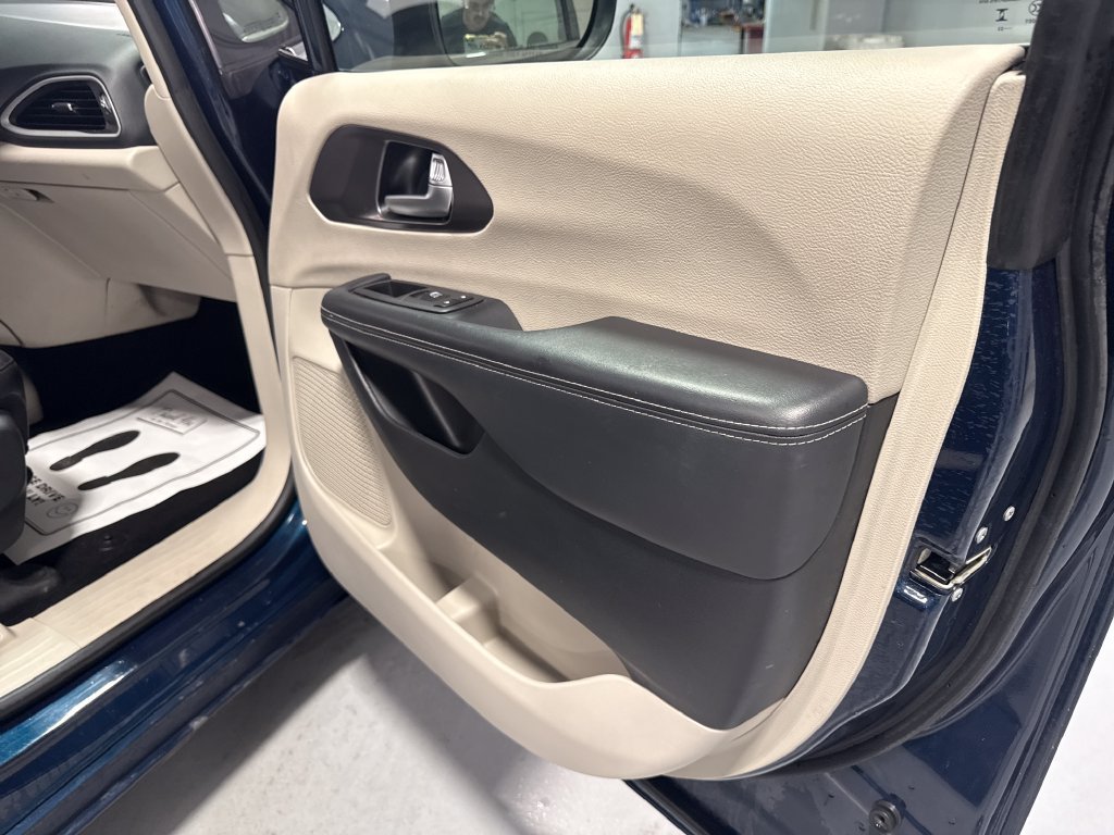 Used 2023 Chrysler Pacifica Touring-L FWD image 35
