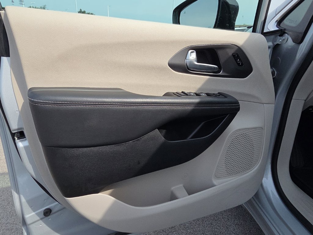 Used 2024 Chrysler Pacifica Touring-L FWD image 15