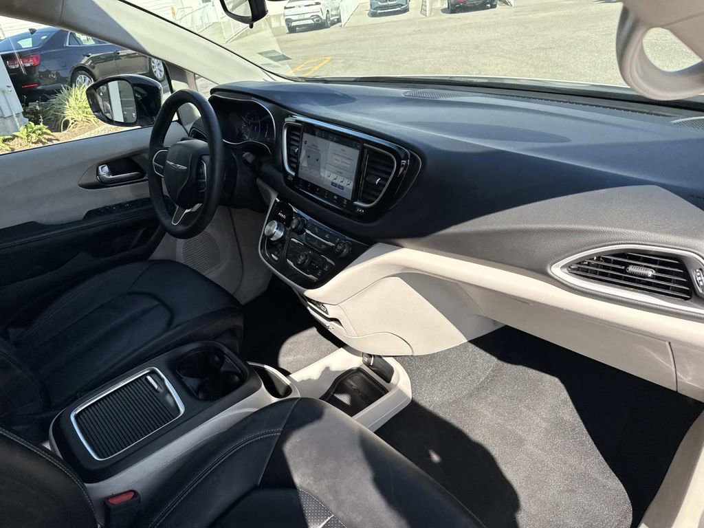 Used 2024 Chrysler Pacifica Touring-L image 13