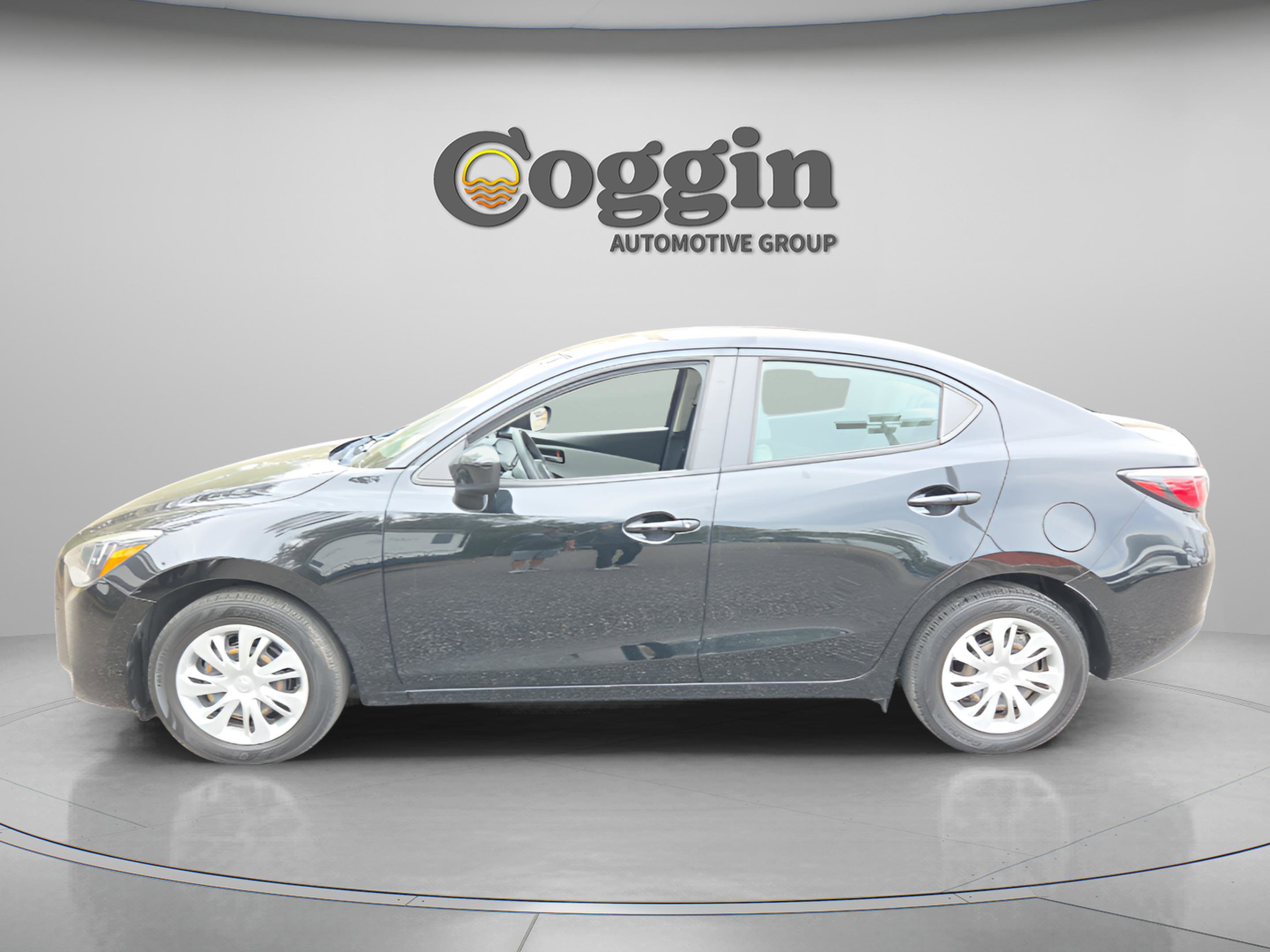 Used 2020 Toyota Yaris L image 3