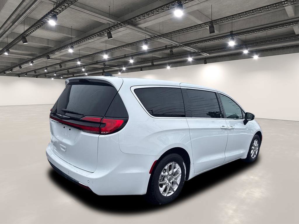 Used 2024 Chrysler Pacifica Touring-L image 7